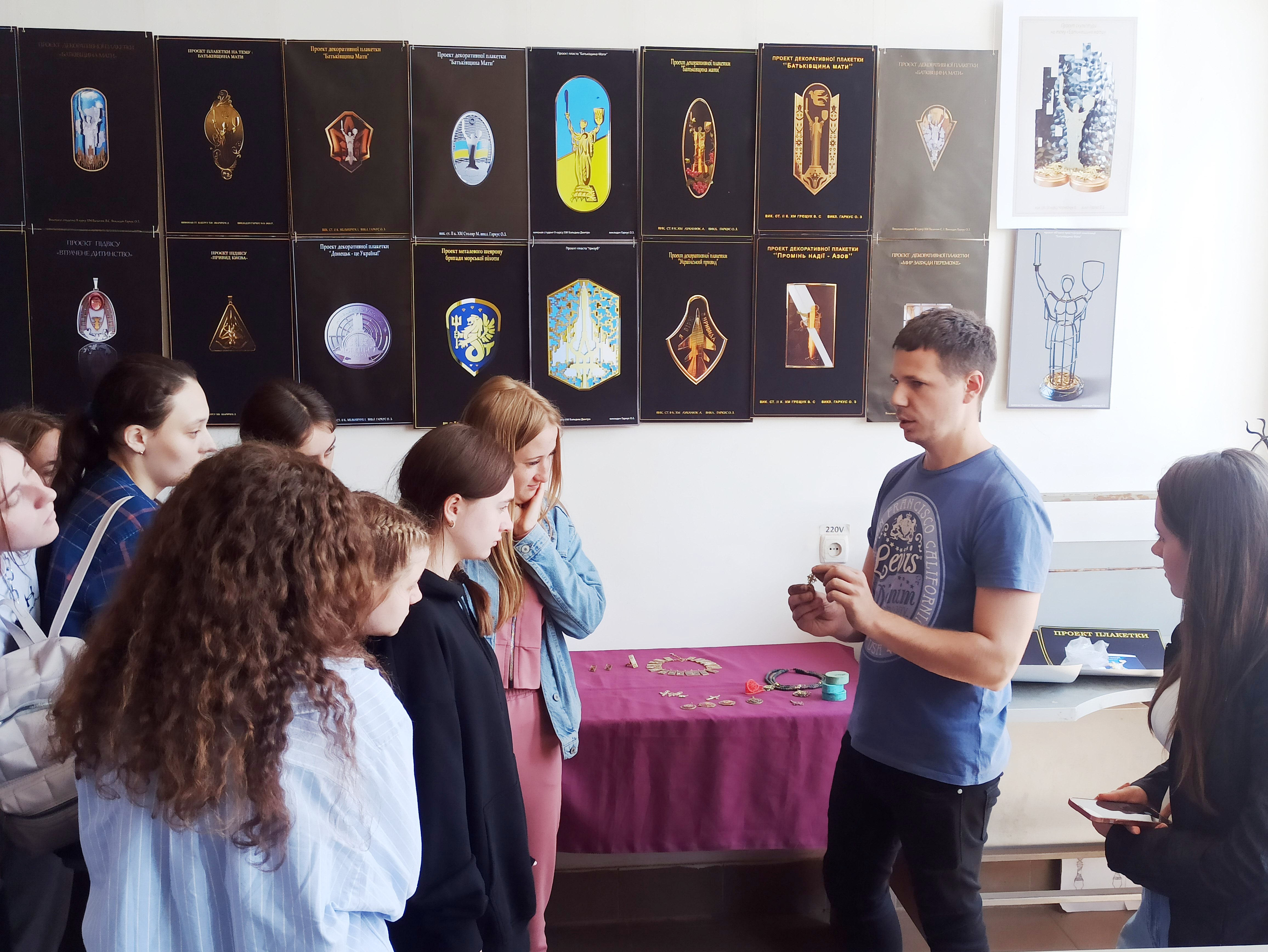 У майстерні художніх виробів з металу